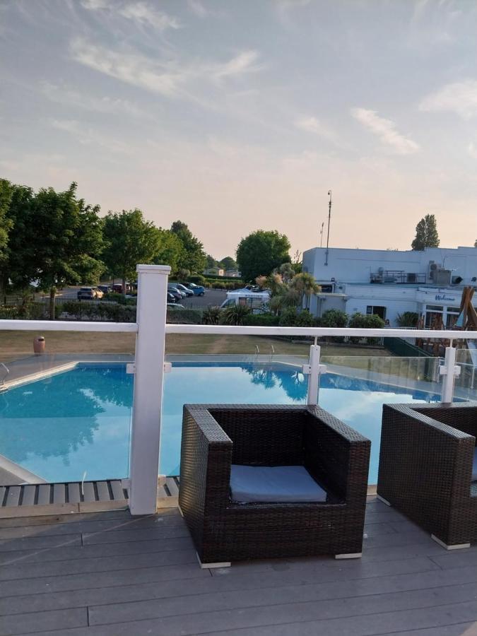 فيلا Family Breaks At Rockley Park With Prosecco And A Box Of Chocolates On Arrival بول المظهر الخارجي الصورة